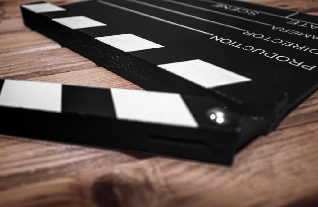 木のテーブルに置かれた映画用クラッパーボード